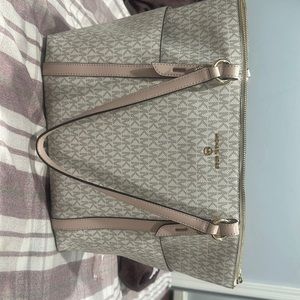 Selling my brand new Michael Kors bag, good condition
